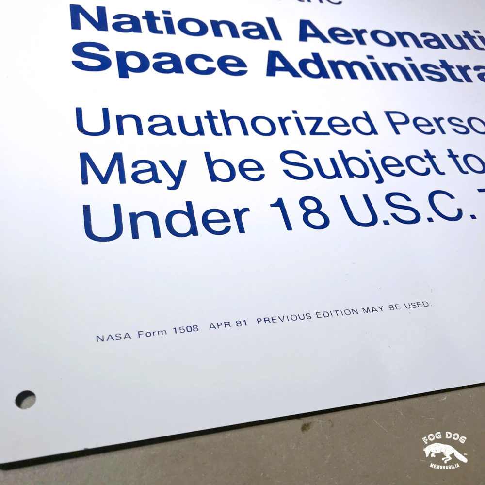 Oficiální hliníková cedule NASA CLOSED AREA - velká 50 x 40 cm