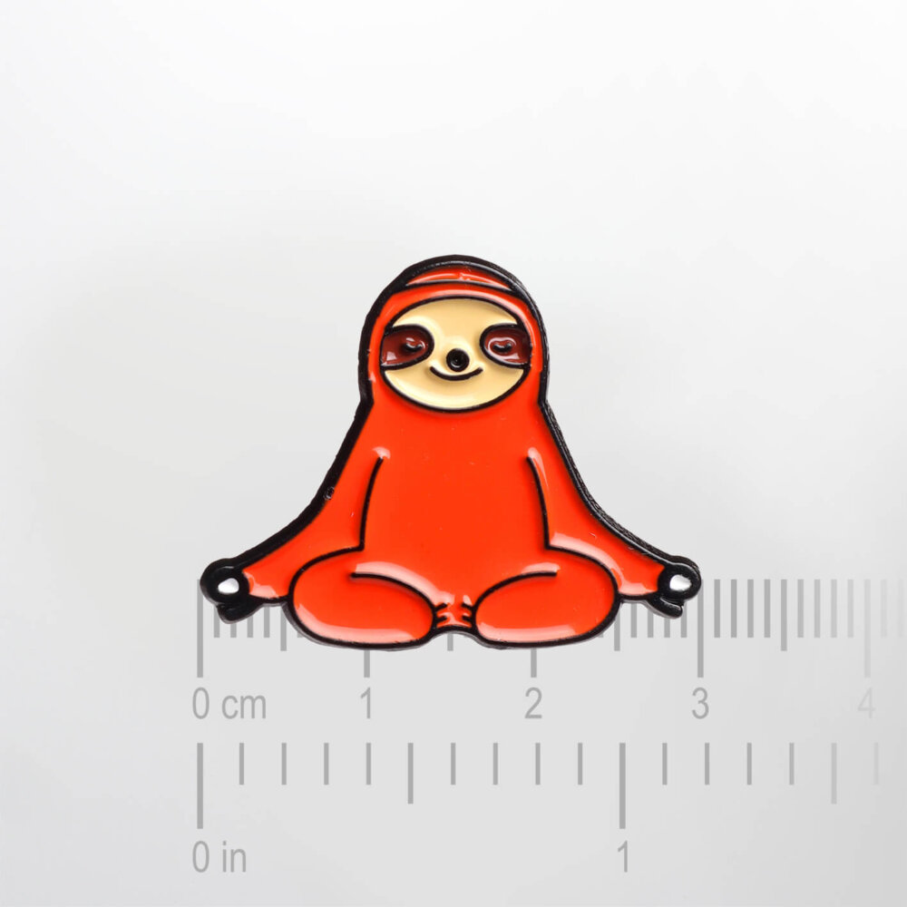 Meditating Sloth – Smaltovaný odznak (#026) - Image 2