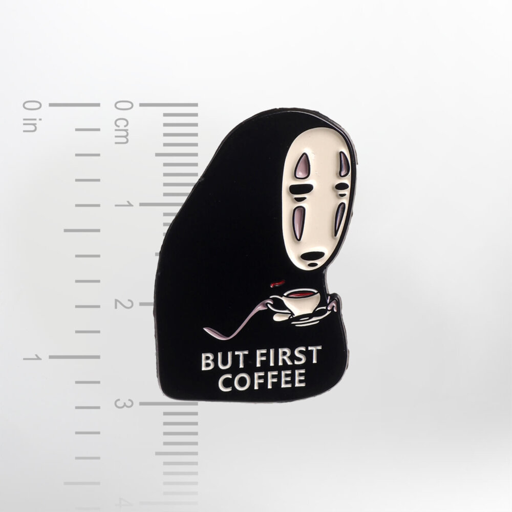 Spirited Away – 'But First Coffee' Kaonashi – Smaltovaný odznak (#039) - Image 2