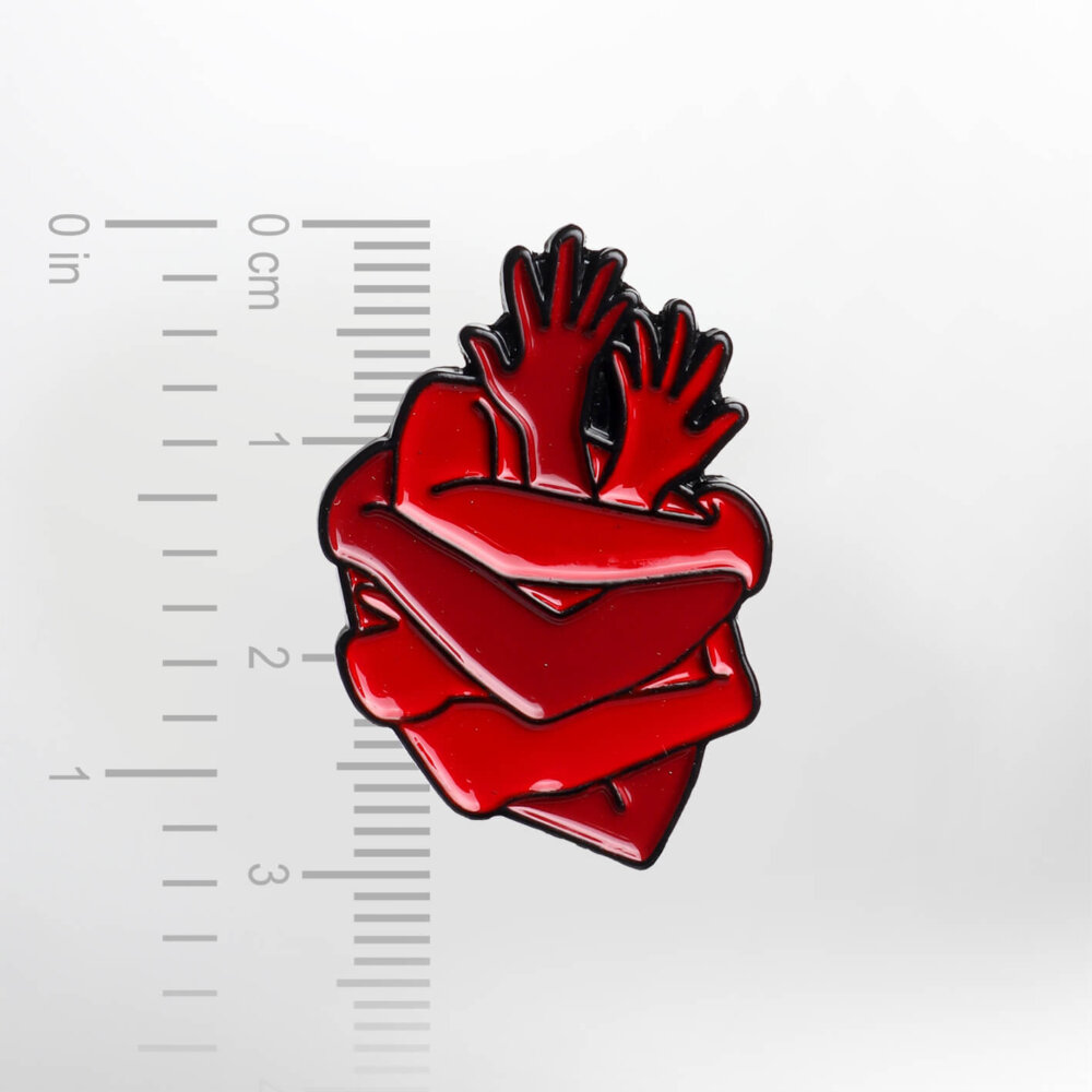 Hugging Heart – Smaltovaný odznak (#057) - Image 2
