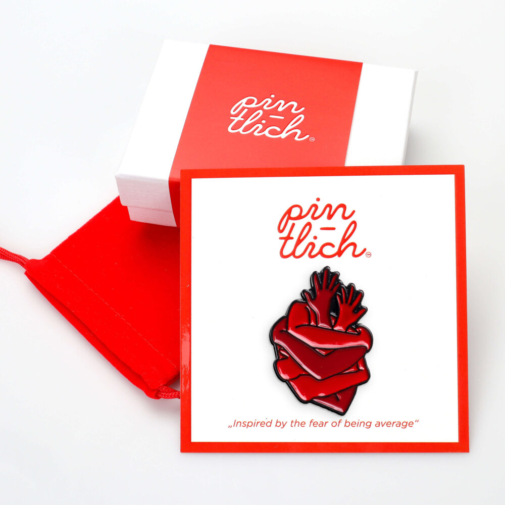 Hugging Heart – Smaltovaný odznak (#057) - Image 3