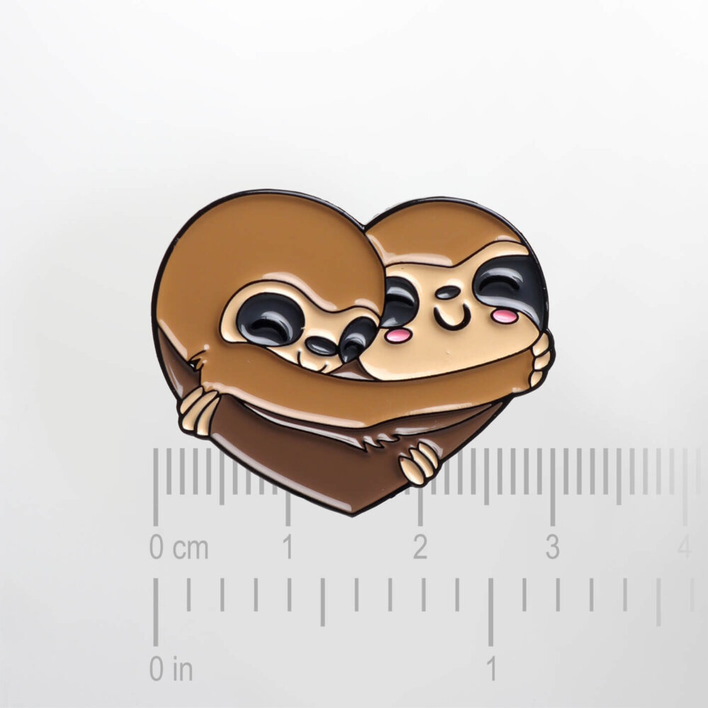 Hugging Sloths Heart – Smaltovaný odznak (#070) - Image 2