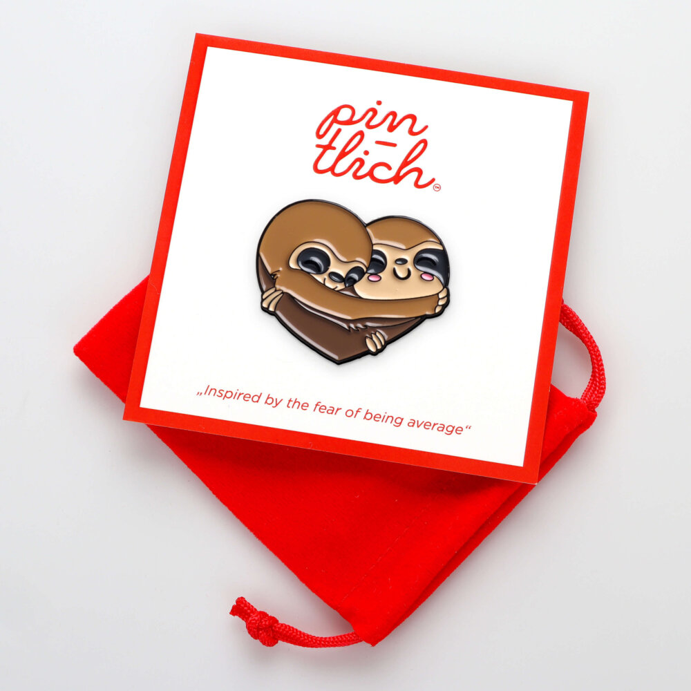 Hugging Sloths Heart – Smaltovaný odznak (#070) - Image 4