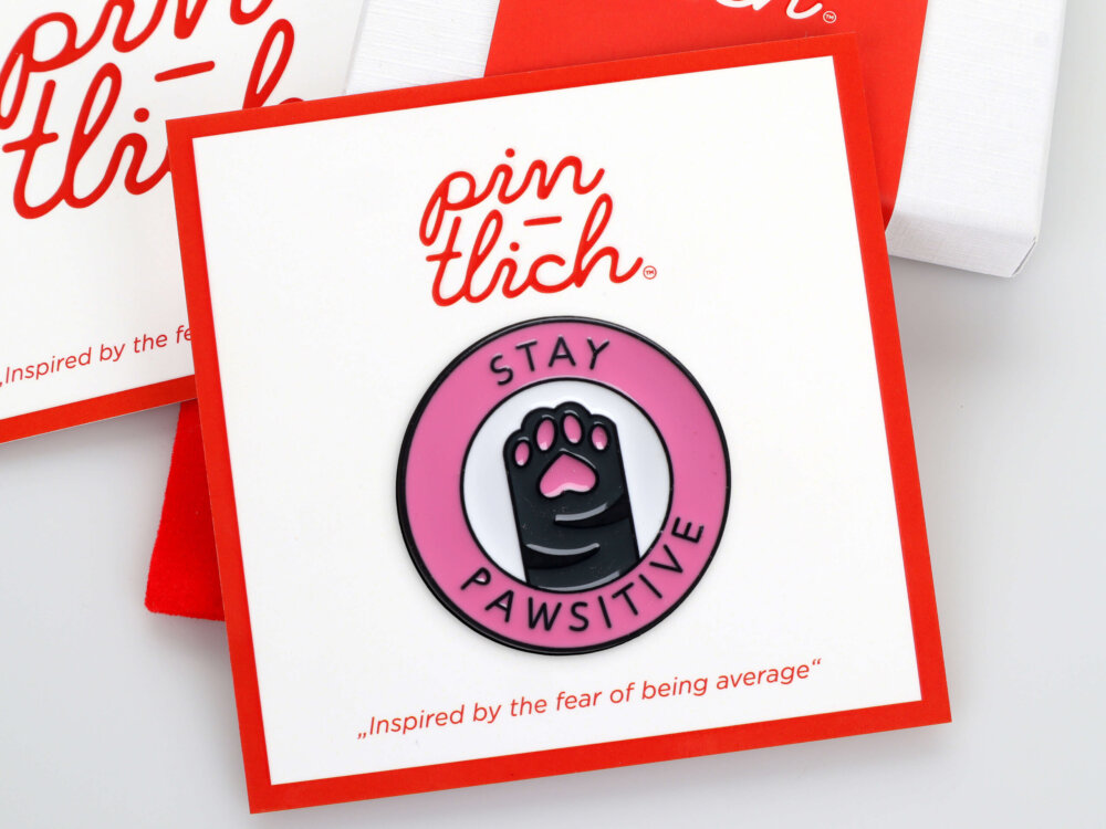 Stay Pawsitive – Smaltovaný odznak (#073)