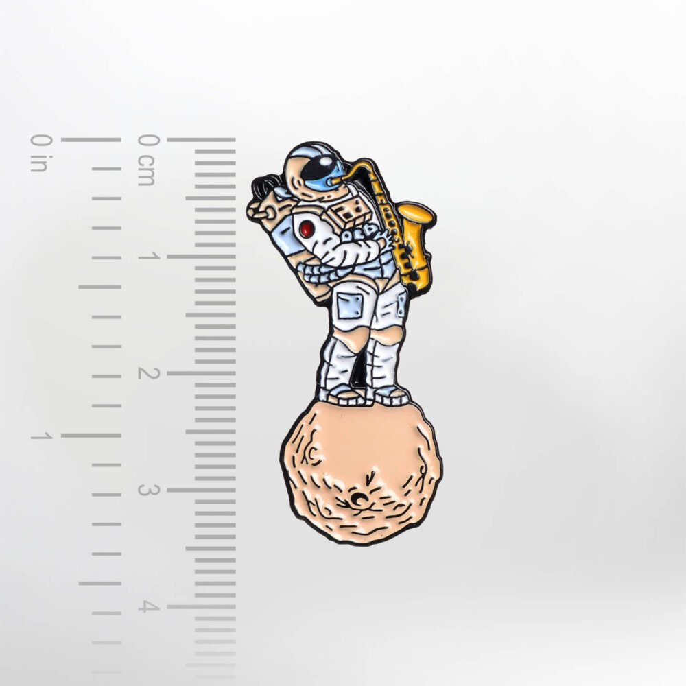 Astronaut Playing Saxophone – Smaltovaný odznak (#095) - Image 2