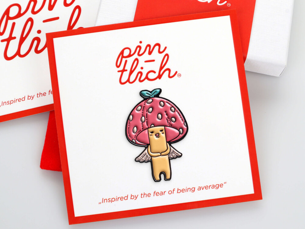 Strawberry Angel Mushroom – Smaltovaný odznak (#125)
