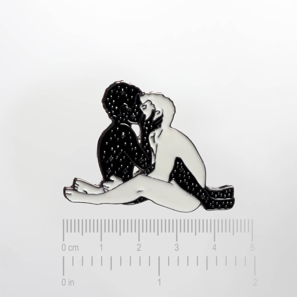 Kissing Lovers – Smaltovaný odznak (#145) - Image 2