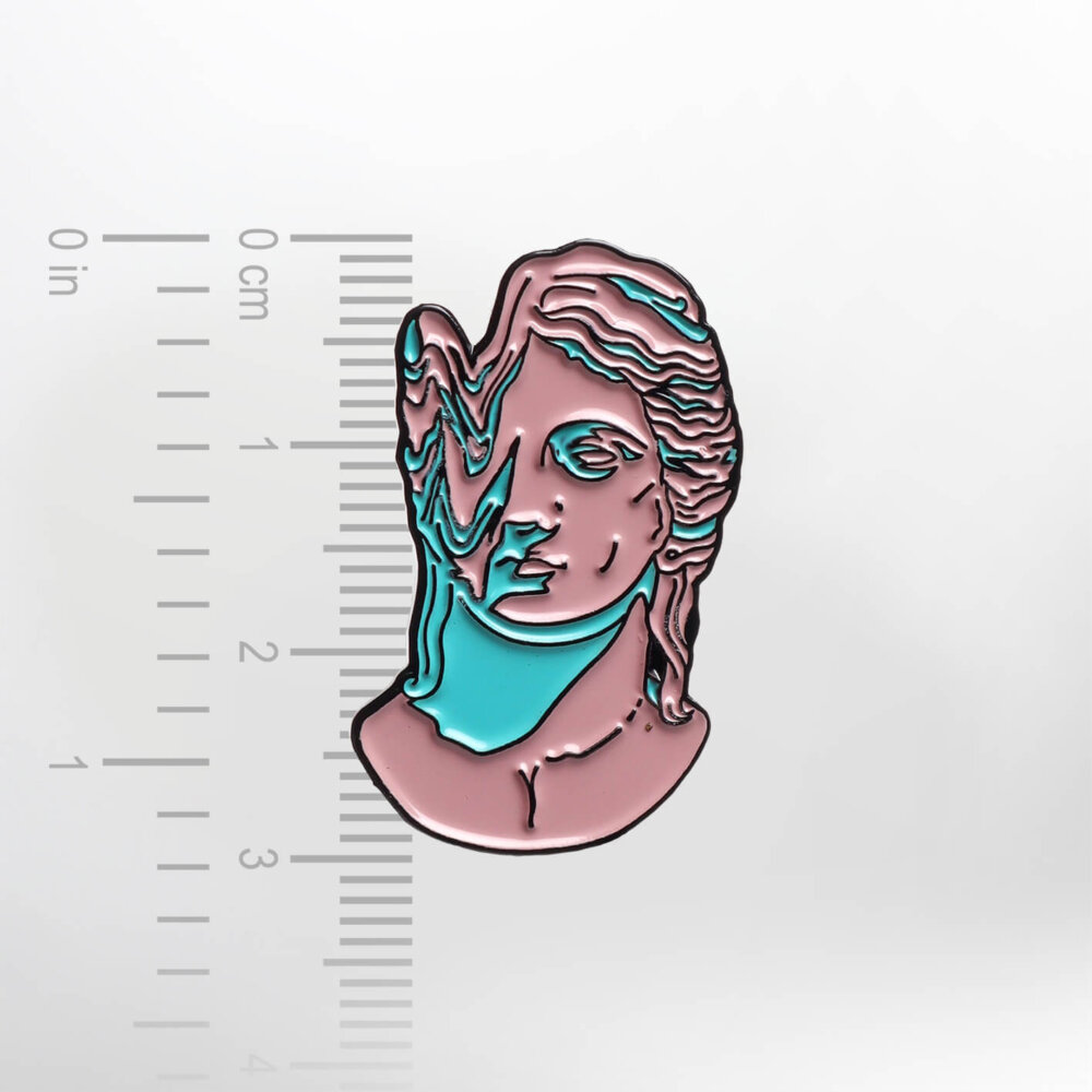 Melting Antic Portrait – Smaltovaný odznak (#171) - Image 2