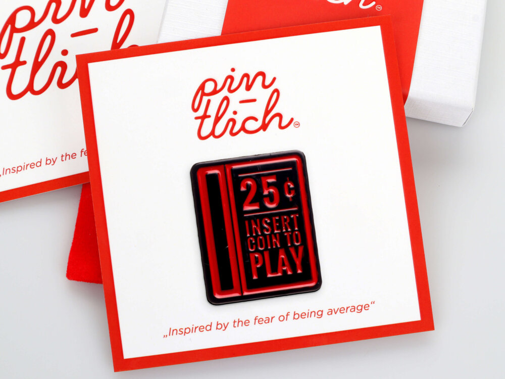 Insert Coin To Play – Smaltovaný odznak (#250)