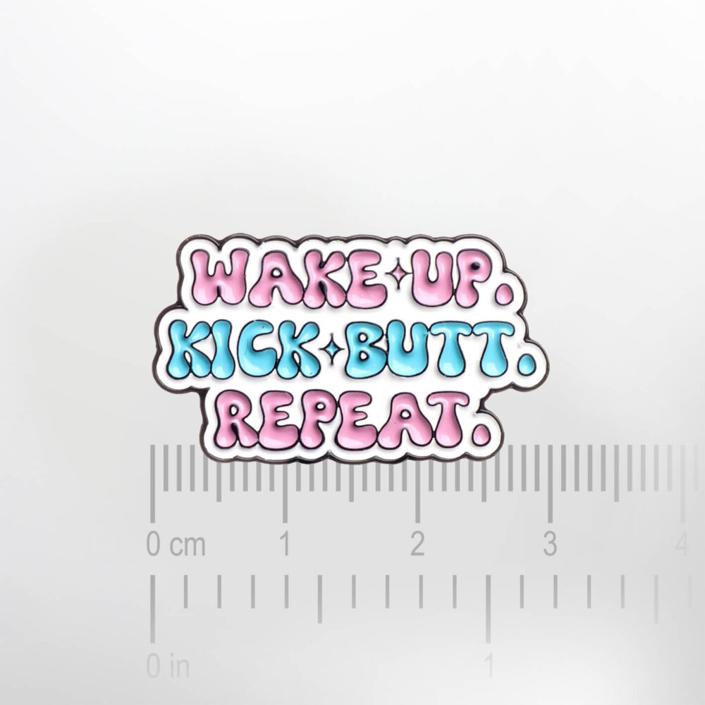 Wake Up. Kick Butt. Repeat. – Smaltovaný odznak (#259) - Image 2