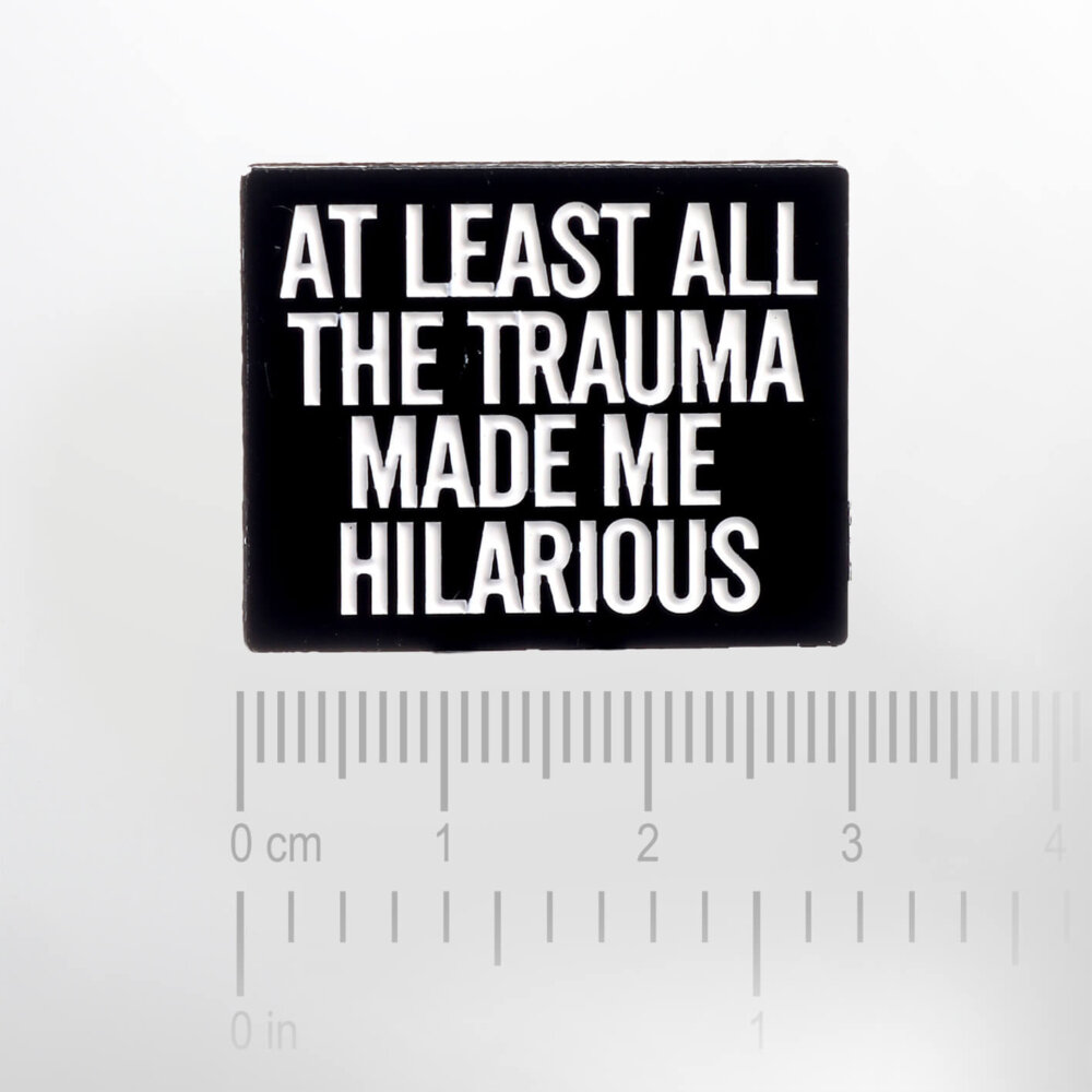 At Least All The Trauma Made Me Hilarious – Smaltovaný odznak (#281) - Image 2