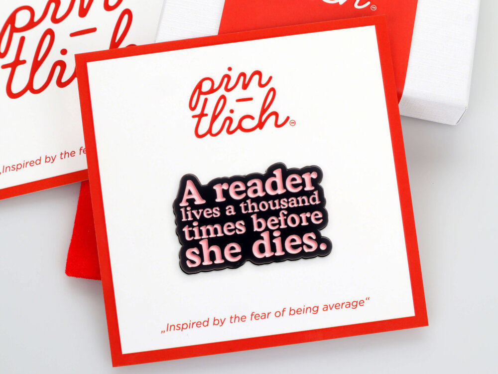 A Reader Lives A Thousand Times Before She Dies – Smaltovaný odznak (#343)