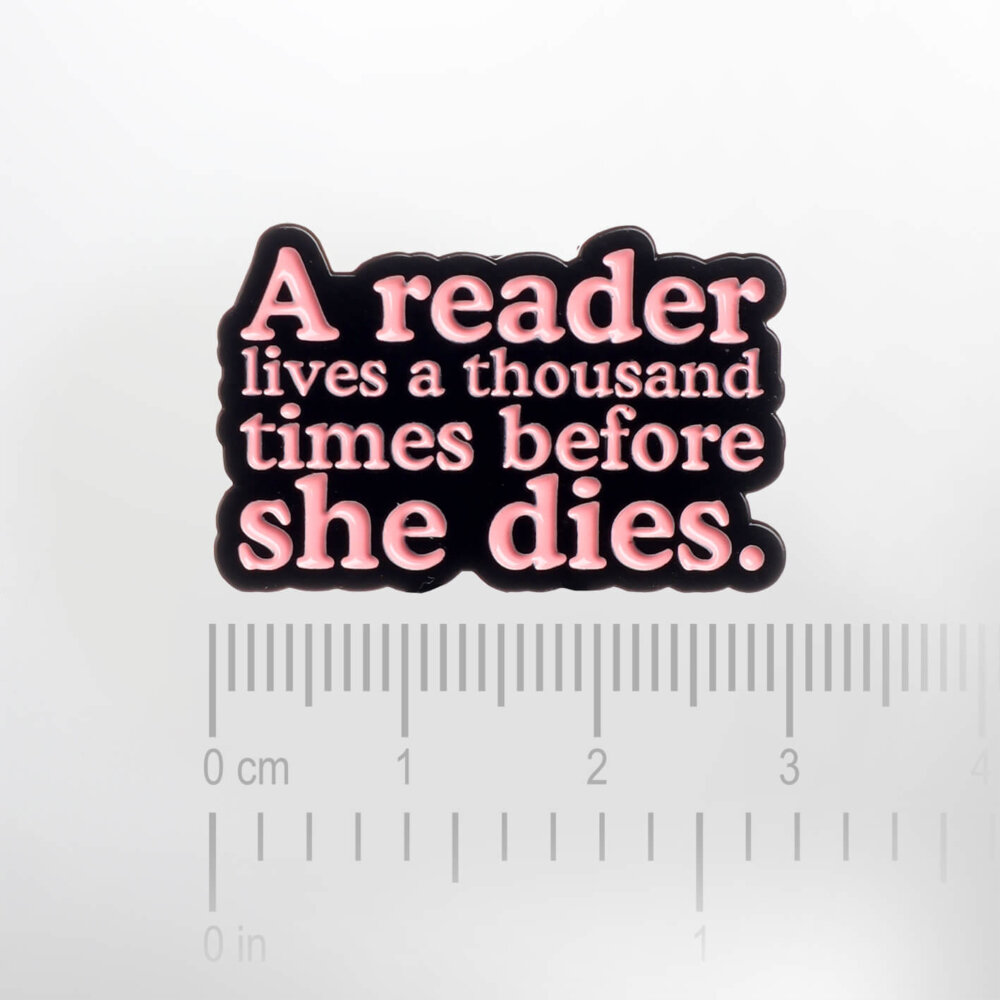 A Reader Lives A Thousand Times Before She Dies – Smaltovaný odznak (#343) - Image 2