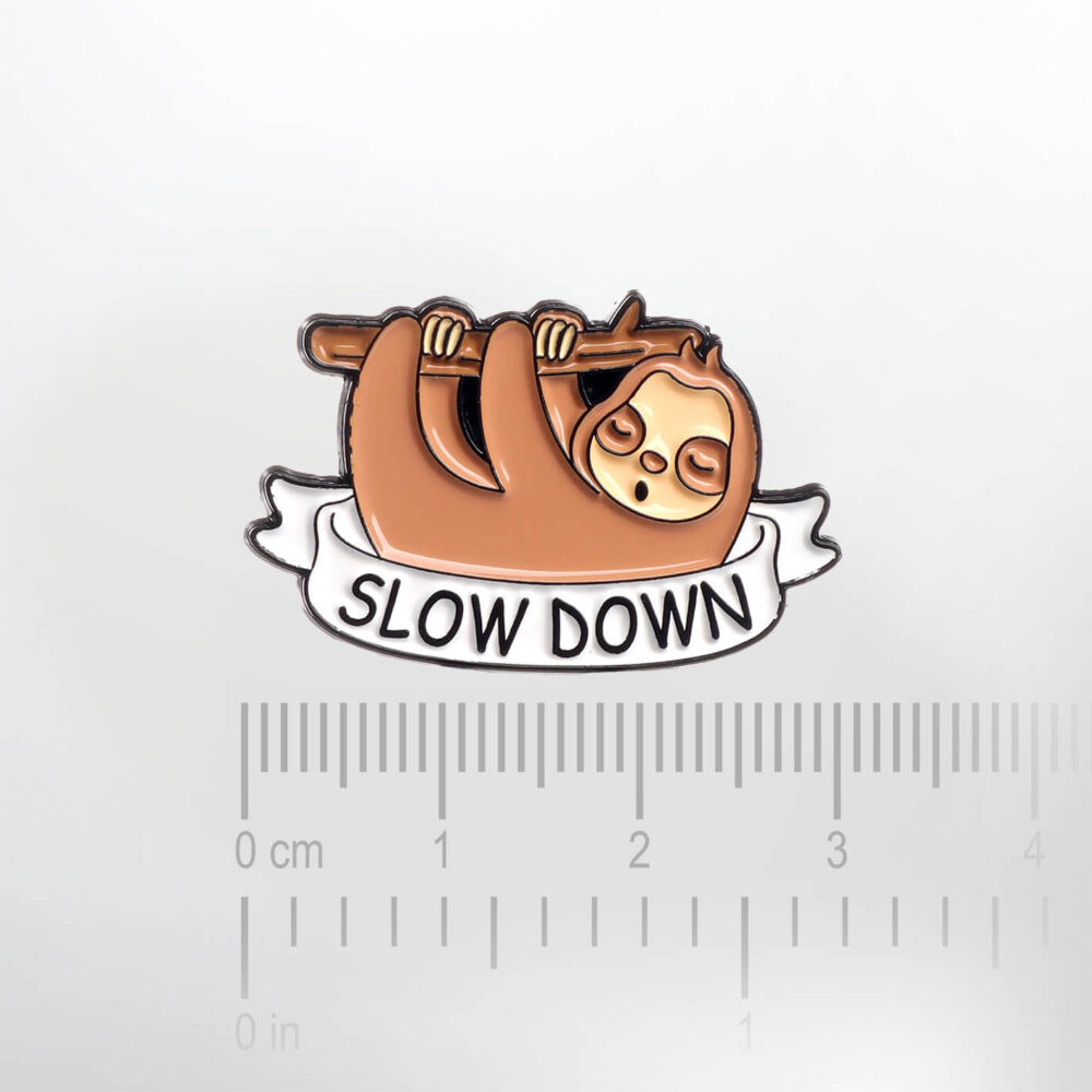 Slow Down' Sloth – Smaltovaný odznak (#356) - Image 2