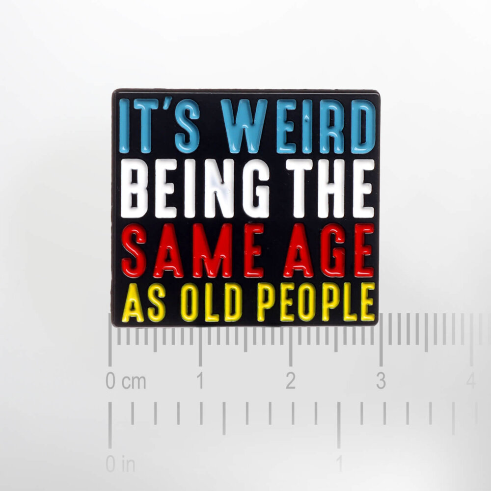 It's Weird Being The Same Age As Old People – Smaltovaný odznak (#360) - Image 2