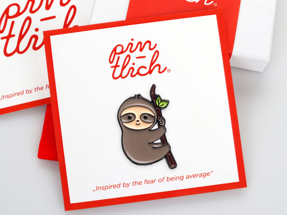 Cute Sloth – Smaltovaný odznak (#404)
