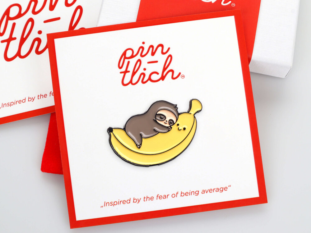 Sloth Sleeping on a Banana – Smaltovaný odznak (#407)