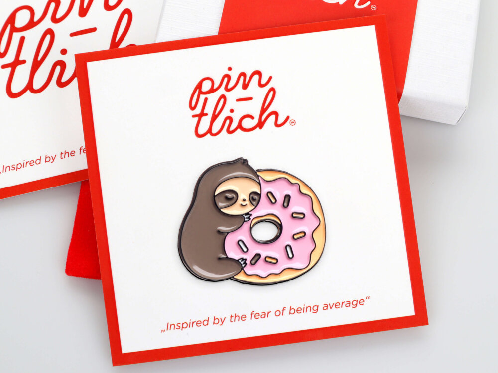 Sloth Sleeping on a Donut – Smaltovaný odznak (#413)