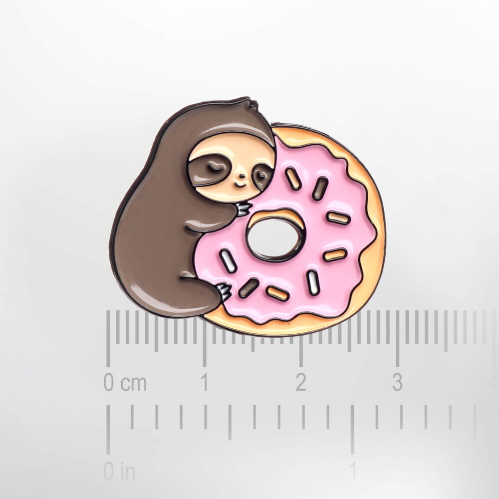 Sloth Sleeping on a Donut – Smaltovaný odznak (#413) - Image 2