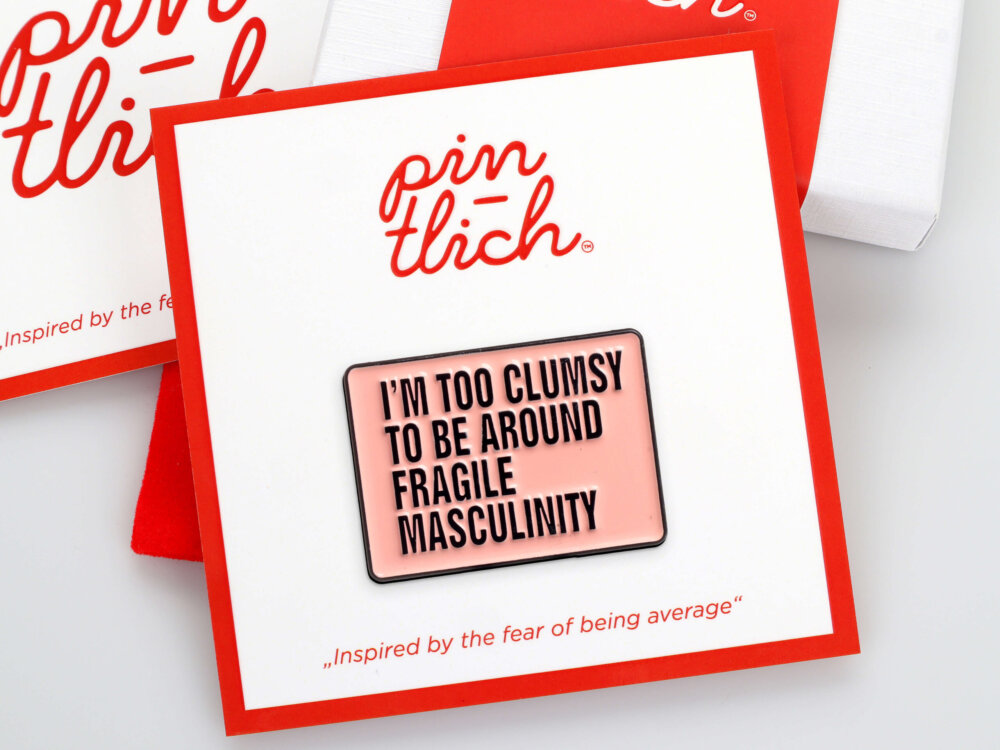 I'm Too Clumsy To Be Around Fragile Masculinity – Smaltovaný odznak (#446)
