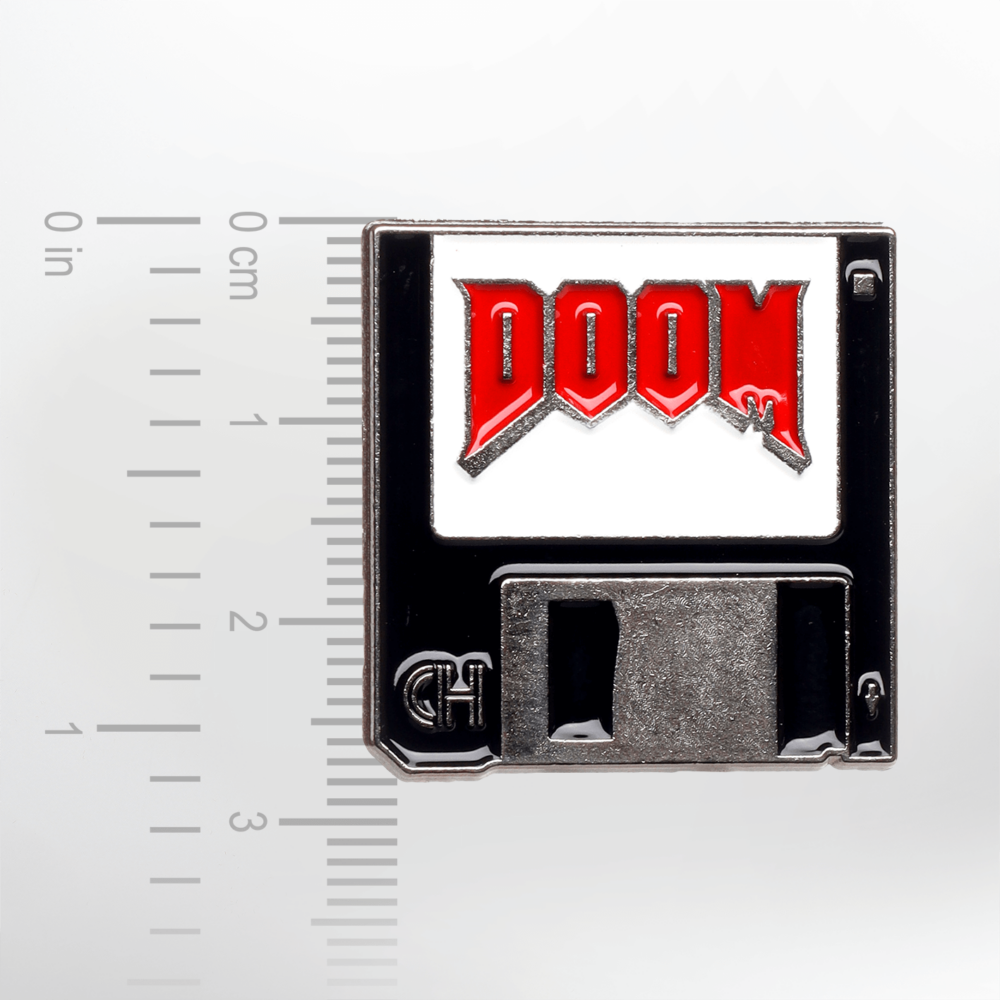 Doom – Floppy Disk – Smaltovaný odznak (#494) - Image 2