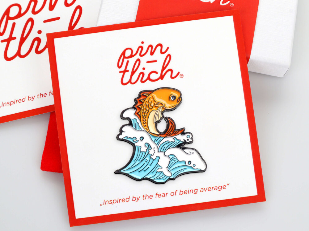 Fish on a Wave – Smaltovaný odznak (#500)