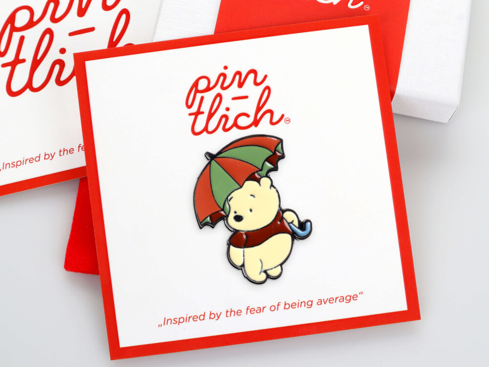 Winnie the Pooh with an Umbrella – Smaltovaný odznak (#524)