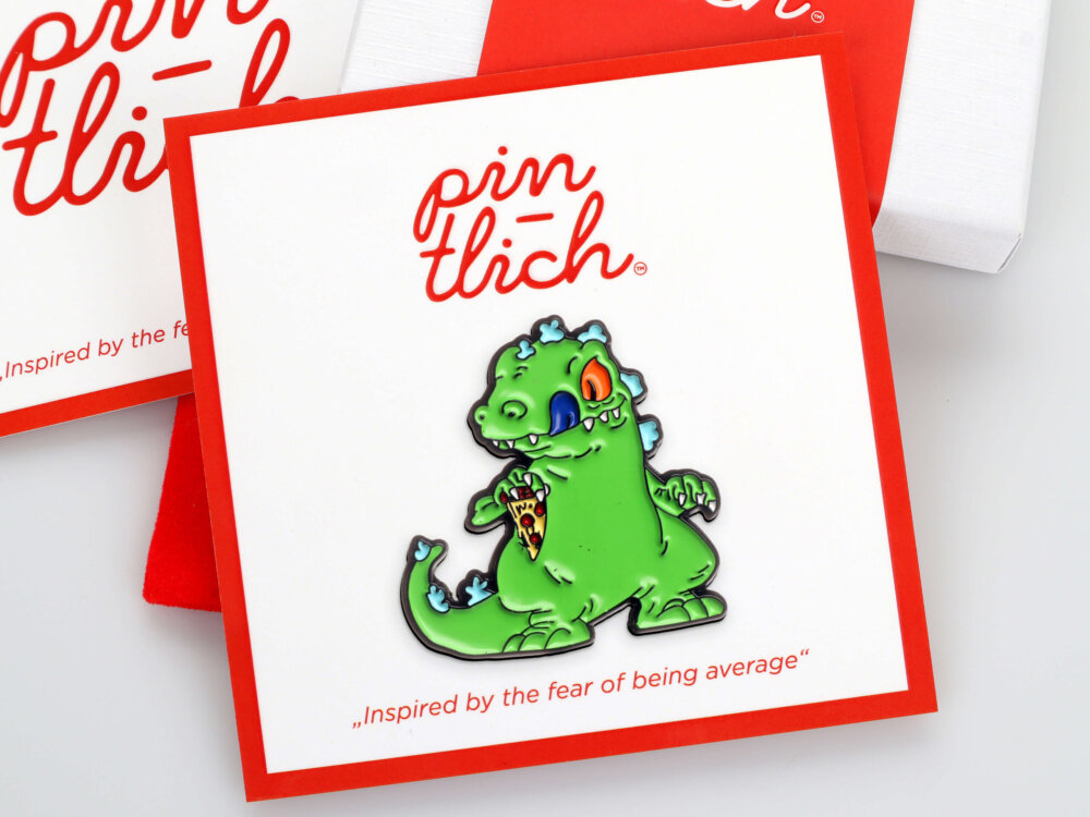 Godzilla with a Pizza Slice – Smaltovaný odznak (#346)