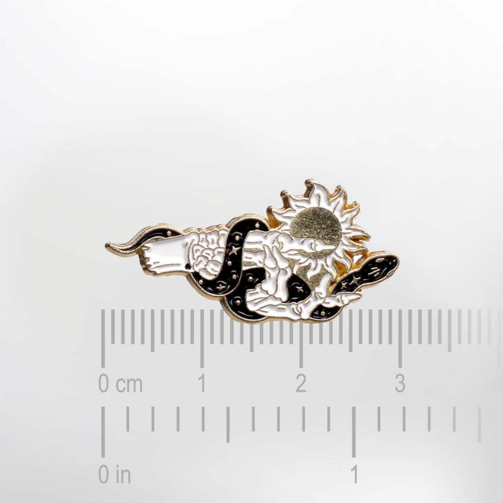 Snake on a Skeleton Hand – Smaltovaný odznak (#554) - Image 2