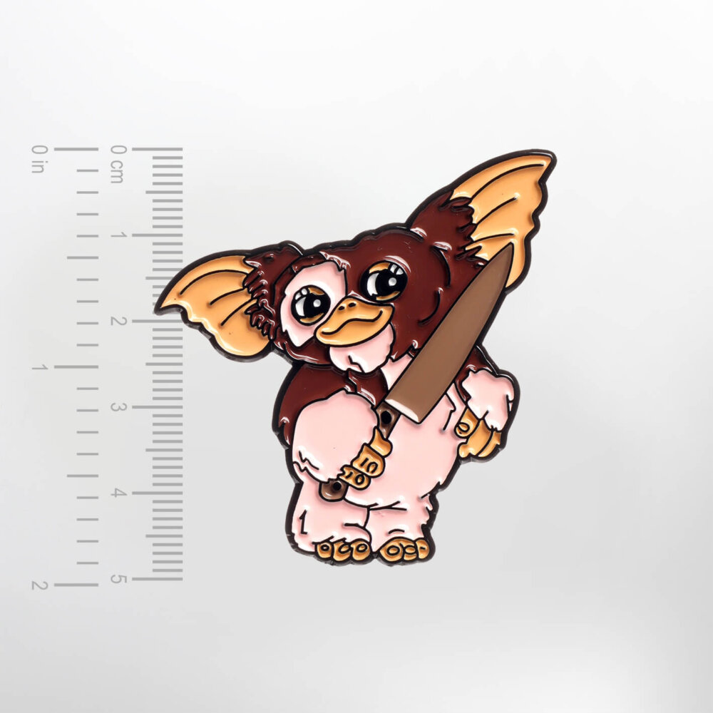 Gremlins – Gizmo with a Knife – Smaltovaný odznak (#5001) - Image 2