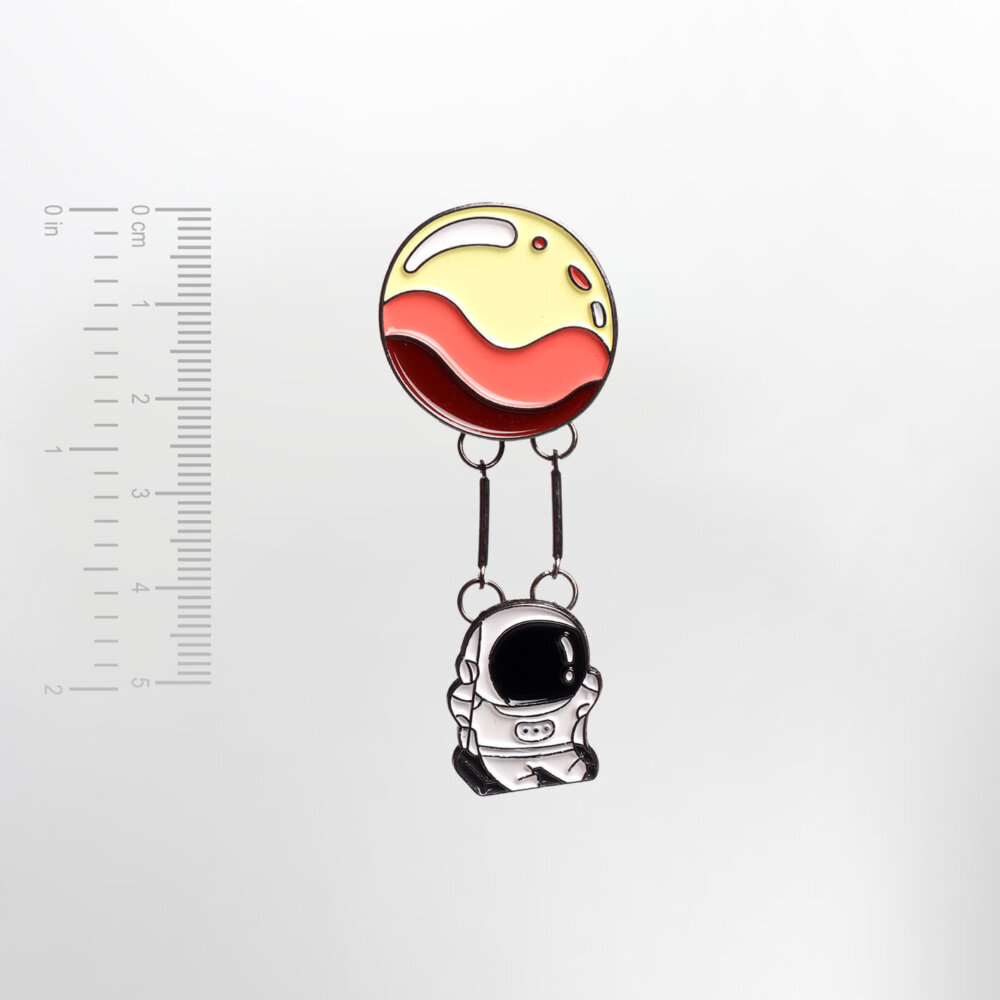 Astronaut on a Planet Swing – Smaltovaný odznak (#5010) - Image 2