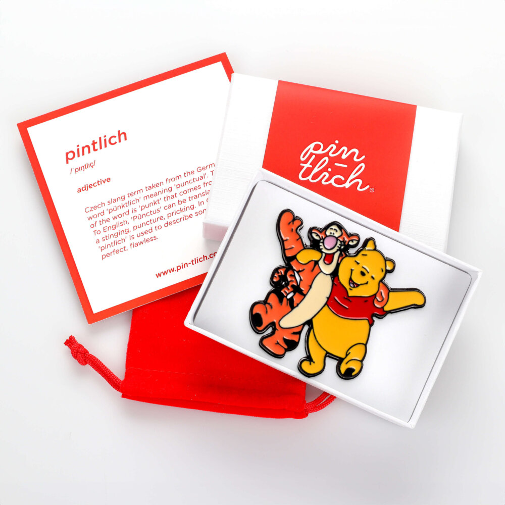 Winnie the Pooh with Tigger – Smaltovaný odznak (#615) - Image 6