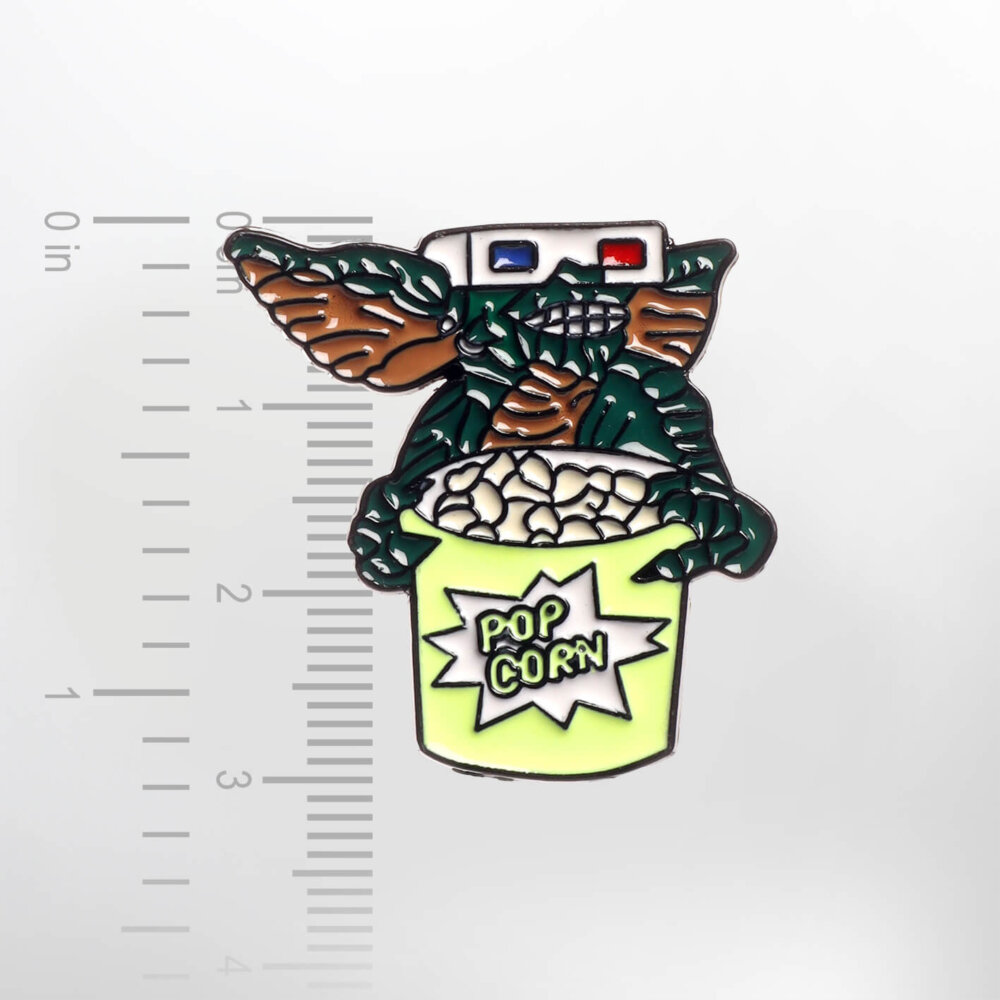 Gremlin Eating Popcorn – Smaltovaný odznak (#619) - Image 2