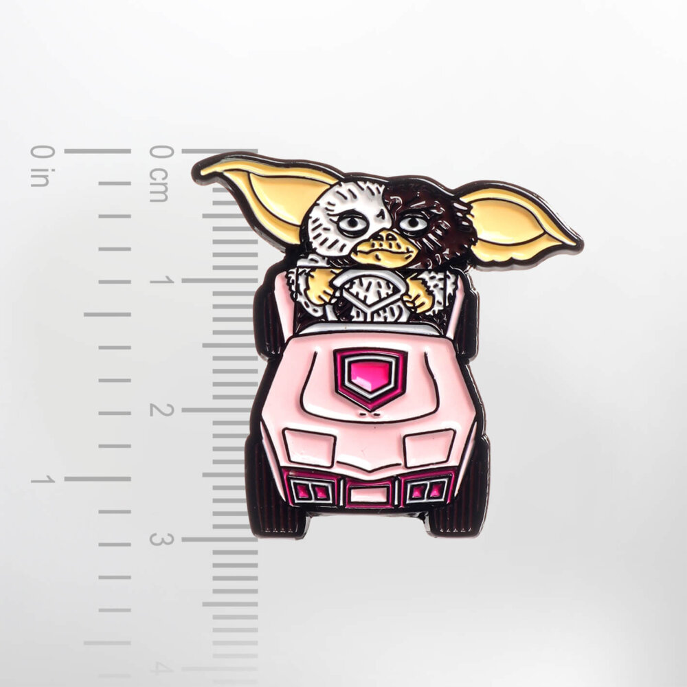 Gremlin in a Car – Smaltovaný odznak (#647) - Image 2