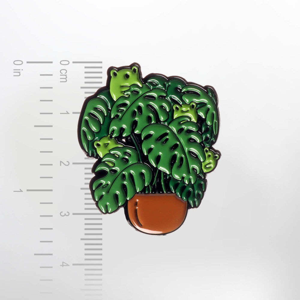 Frogs Hidden in Monstera Plant – Smaltovaný odznak (#662) - Image 2