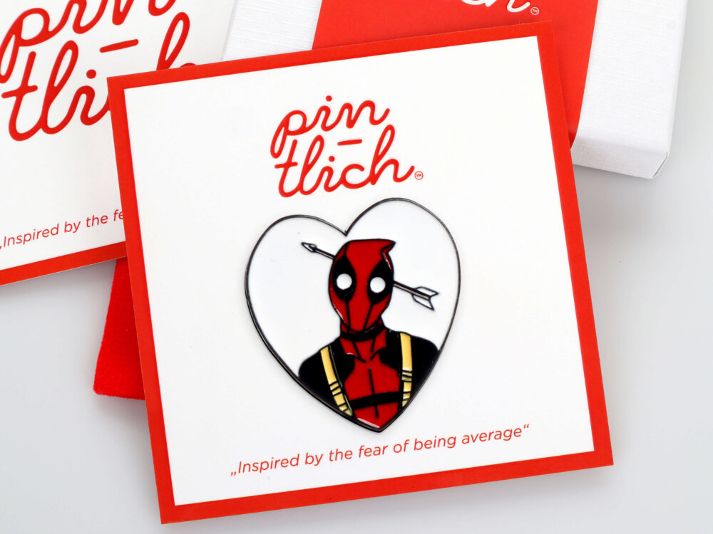 Deadpool Hit by an Arrow Heart – Smaltovaný odznak (#742)