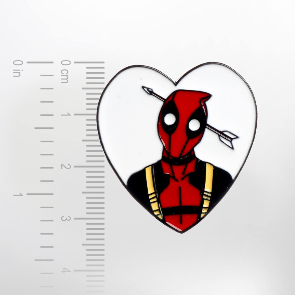 Deadpool Hit by an Arrow Heart – Smaltovaný odznak (#742) - Image 2