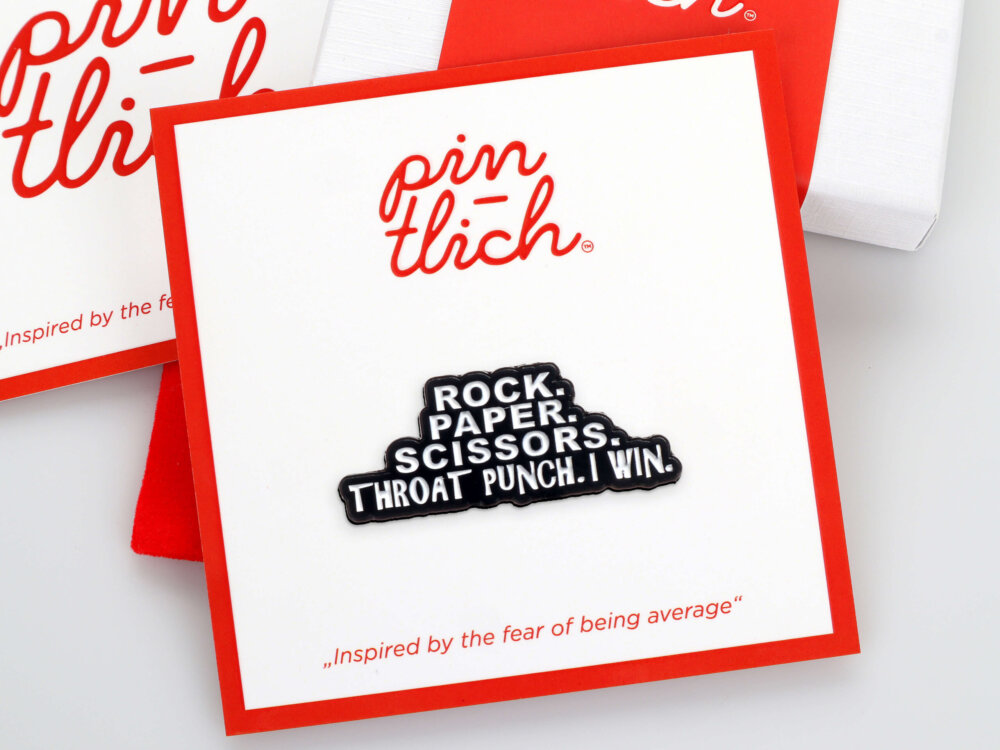 Rock. Paper. Scissors. Throat Punch. I Win. – Smaltovaný odznak (#760)