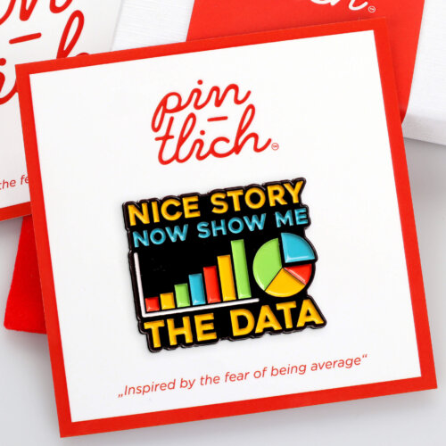 Nice Story Show Me Data – Smaltovaný odznak (#789)