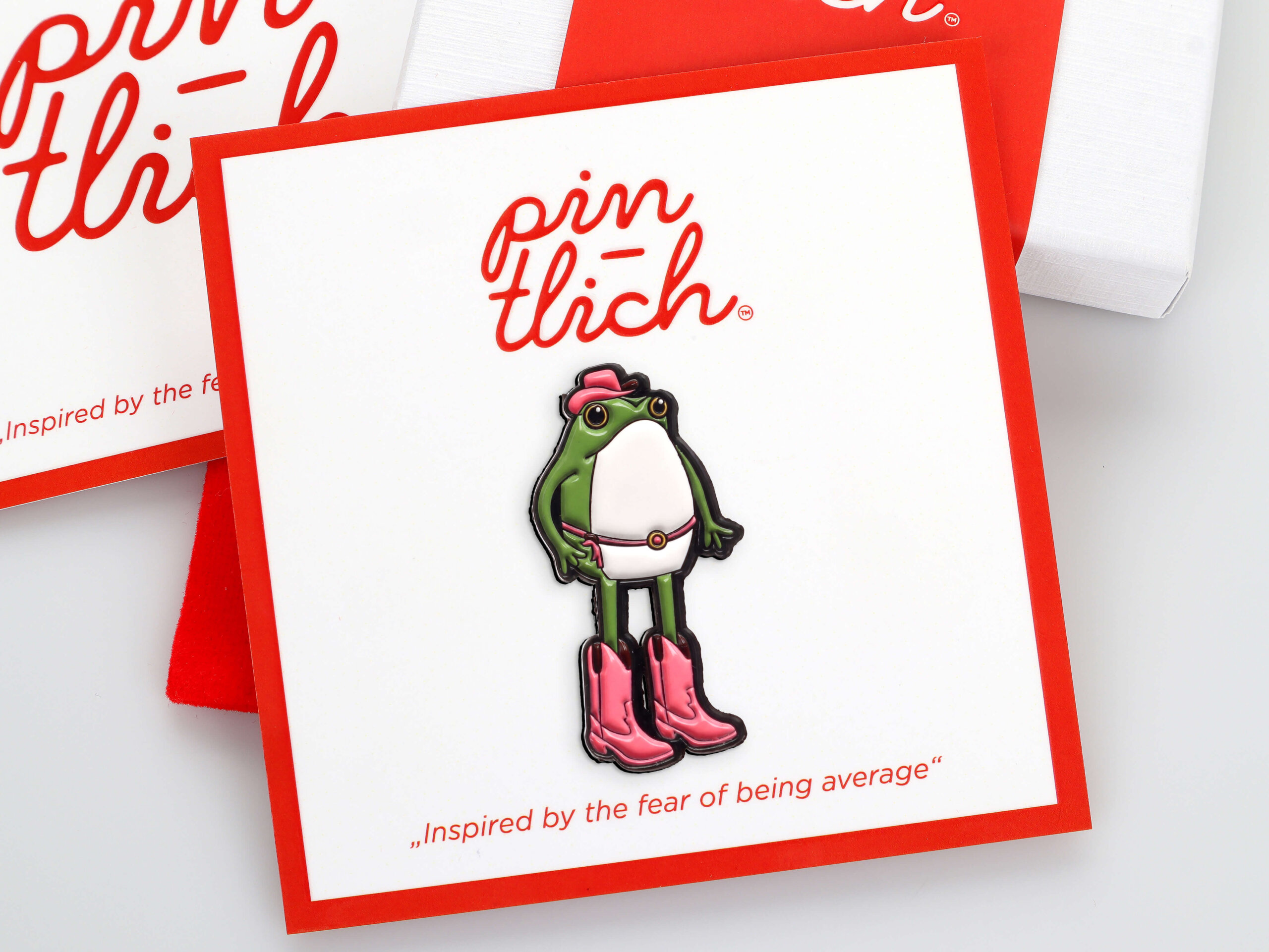 Frog in Pink Cowboy Boots – Smaltovaný odznak (#864)