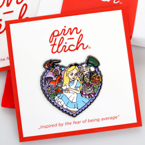 Alice Tea Party Heart – Smaltovaný odznak (#871)