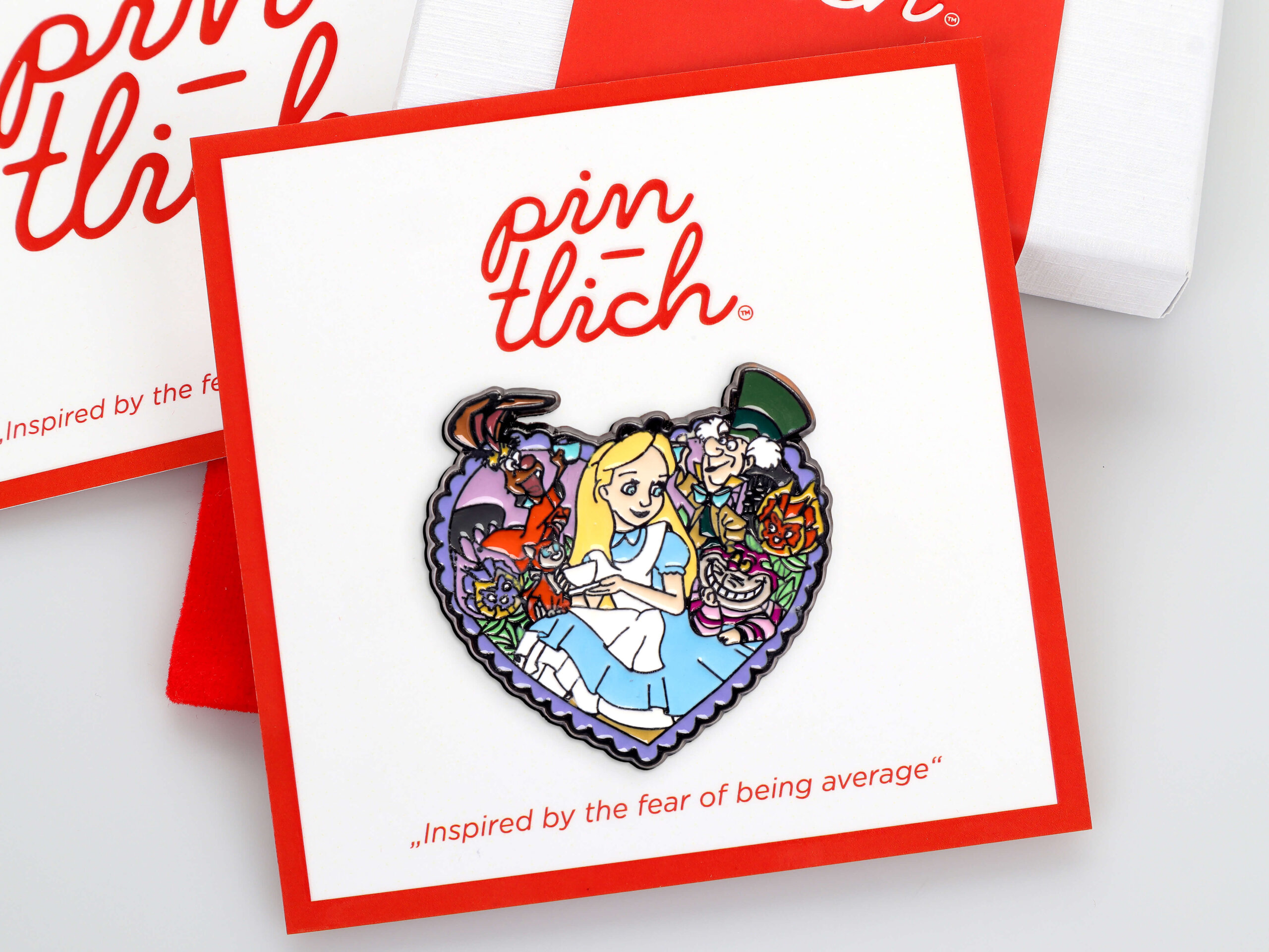 Alice Tea Party Heart – Smaltovaný odznak (#871)