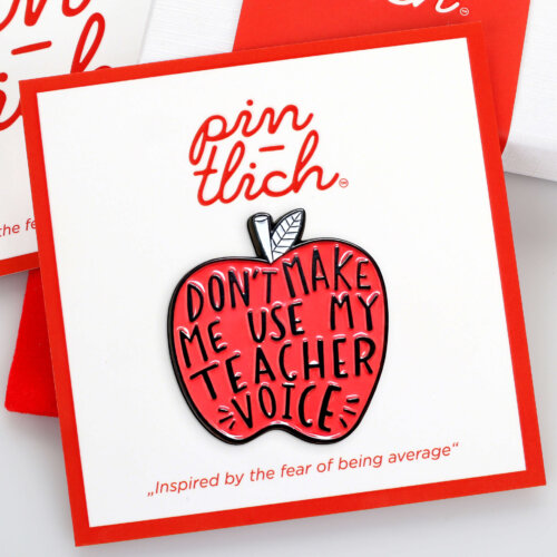 Teacher Voice Apple – Smaltovaný odznak (#921)