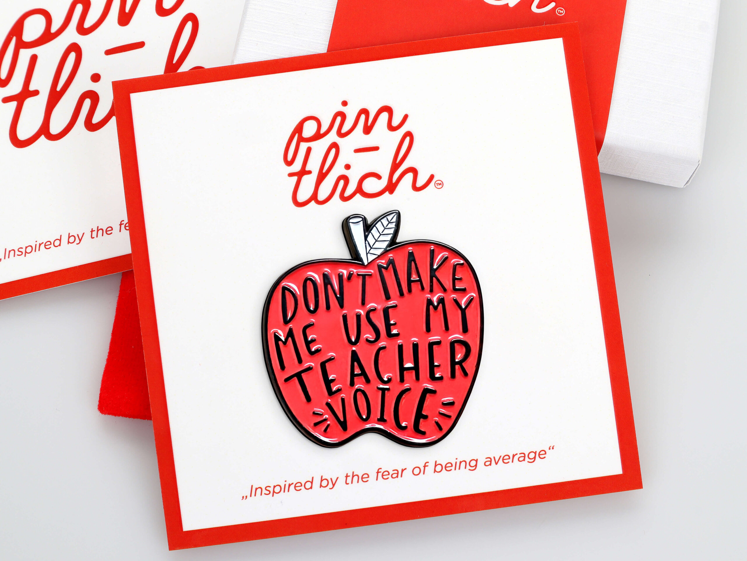 Teacher Voice Apple – Smaltovaný odznak (#921)